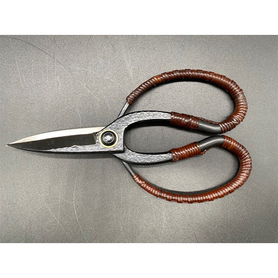 Long blade gardening scissors with rattan