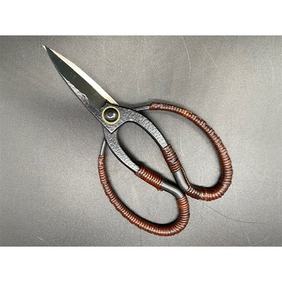 Long blade gardening scissors with rattan