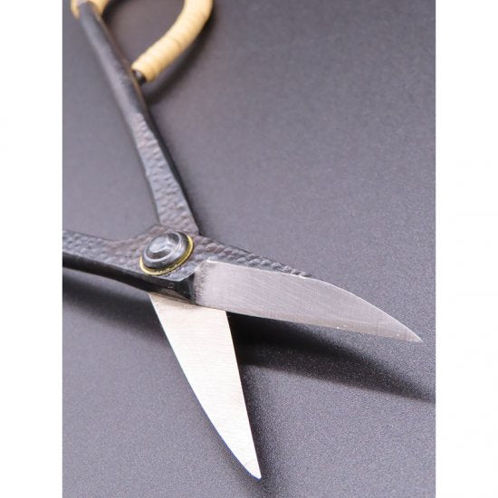 Twig scissors with rattan weave